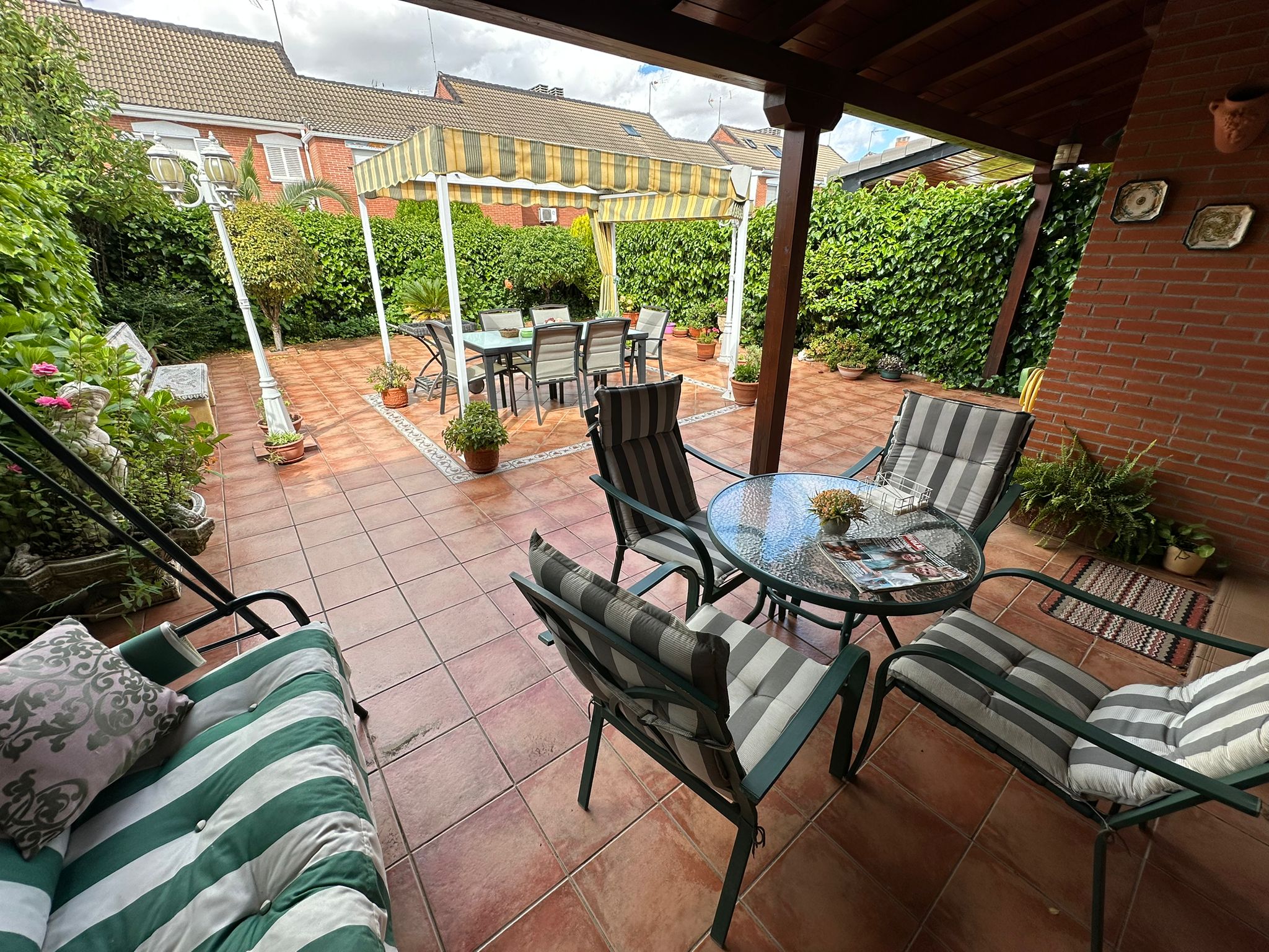 CHALET ADOSADO EN VENTA EN PARLA – ZONA LAS AMÉRICAS — Casalia Inmobiliaria, Parla (foto 1 de 47)