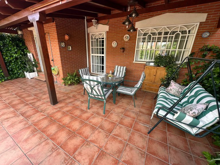 CHALET ADOSADO EN VENTA EN PARLA – ZONA LAS AMÉRICAS — Casalia Inmobiliaria, Parla (foto 3 de 47)