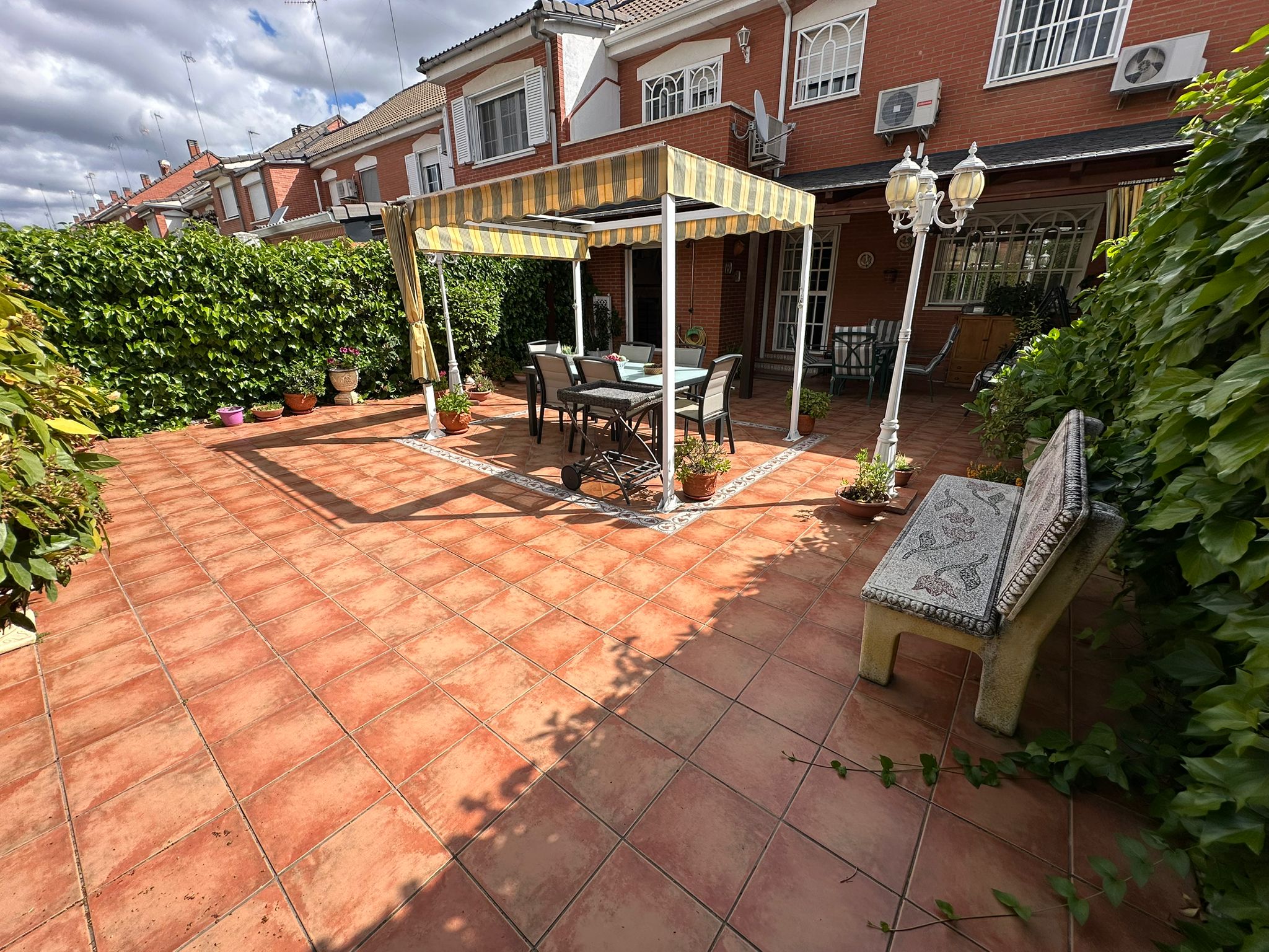 CHALET ADOSADO EN VENTA EN PARLA – ZONA LAS AMÉRICAS — Casalia Inmobiliaria, Parla (foto 7 de 47)