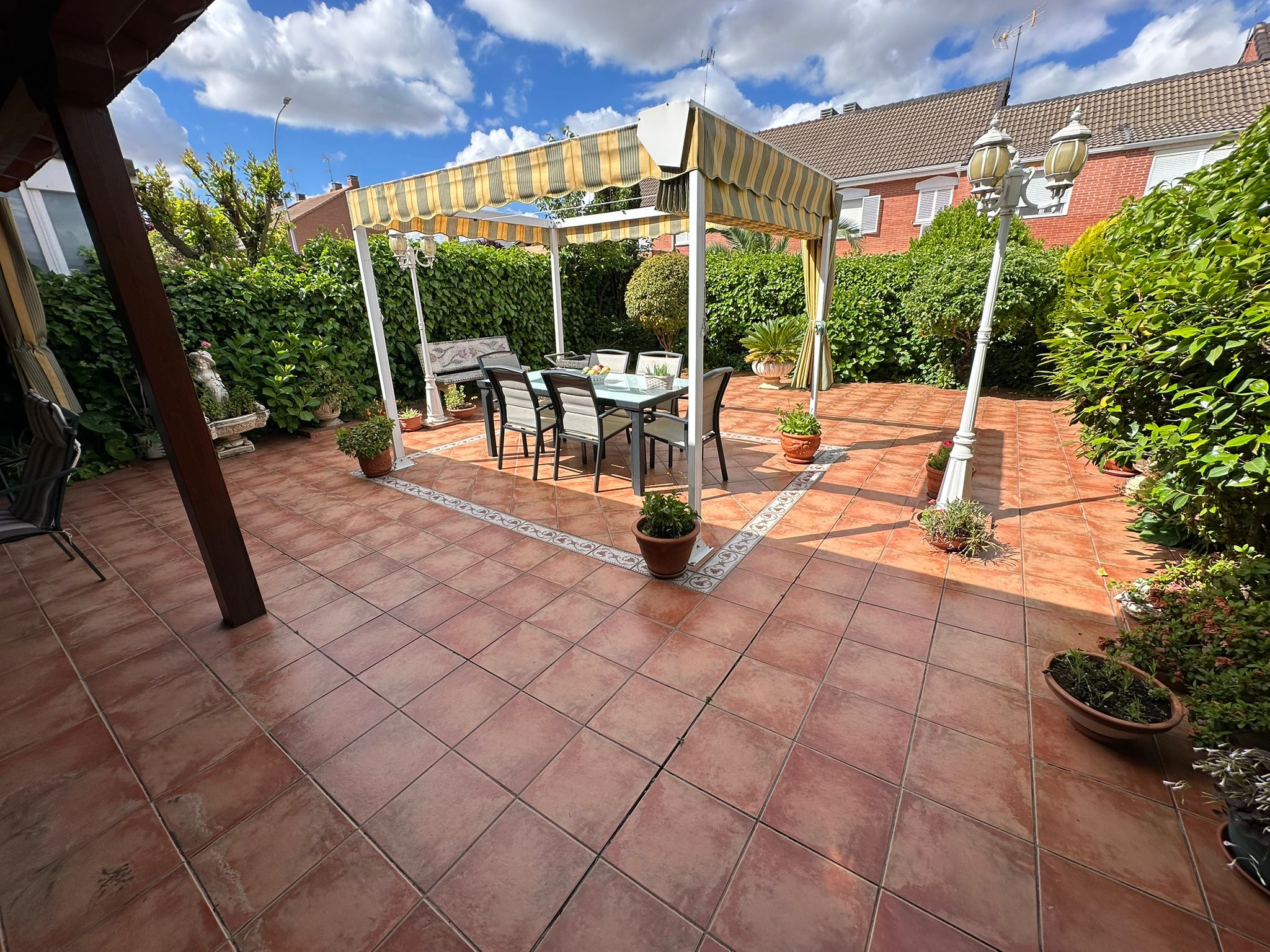 CHALET ADOSADO EN VENTA EN PARLA – ZONA LAS AMÉRICAS — Casalia Inmobiliaria, Parla (foto 9 de 47)