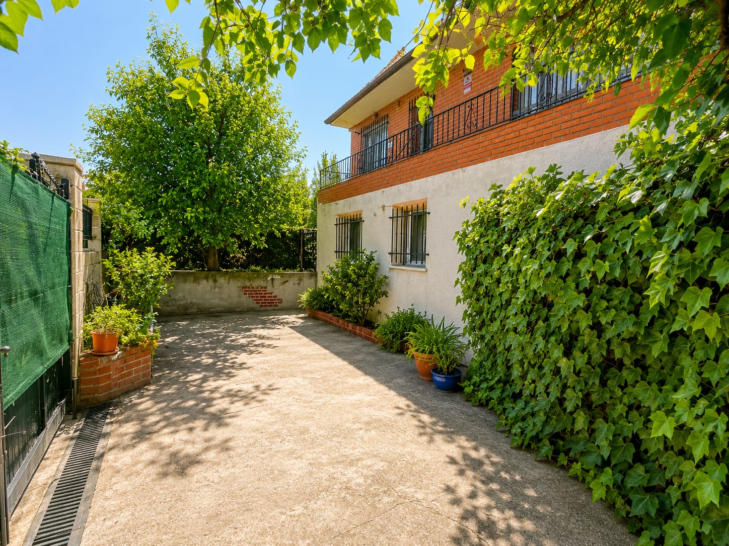 CHALET INDEPENDIENTE CON MÁS DE 1.000 M2 DE PARCELA EN VENTA EN PALOMEQUE-TOLEDO — Casalia Inmobiliaria, Parla (foto 3 de 40)