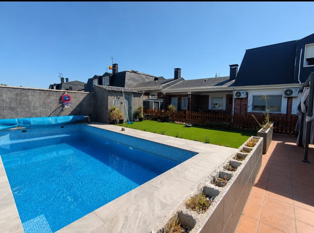 CHALET PAREADO EN VENTA EN ILLESCAS – ZONA EL SEÑORÍO DE ILLESCAS — Casalia Inmobiliaria, Parla (foto 1 de 32)