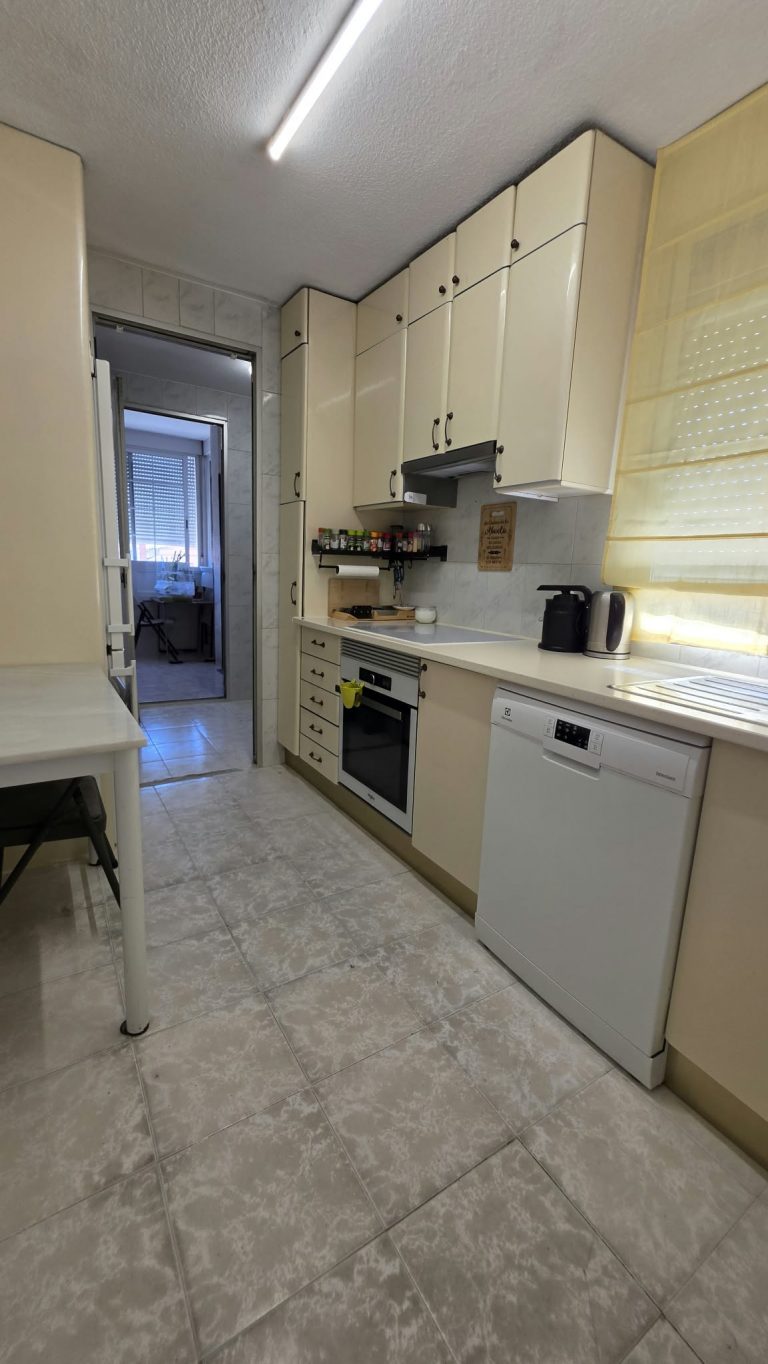 PISO DE 4 HABITACIONES EN VENTA EN PARLA – ZONA REYES CATÓLICOS — Casalia Inmobiliaria, Parla (foto 8 de 27)