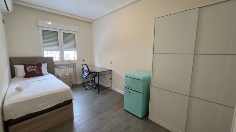 CASA INDEPENDIENTE CON 5 HABITACIONES ADAPTADA PARA ALQUILER DE HABITACIONES EN PARLA – ZONA CENTRO — Casalia Inmobiliaria, Parla (foto 26 de 47)
