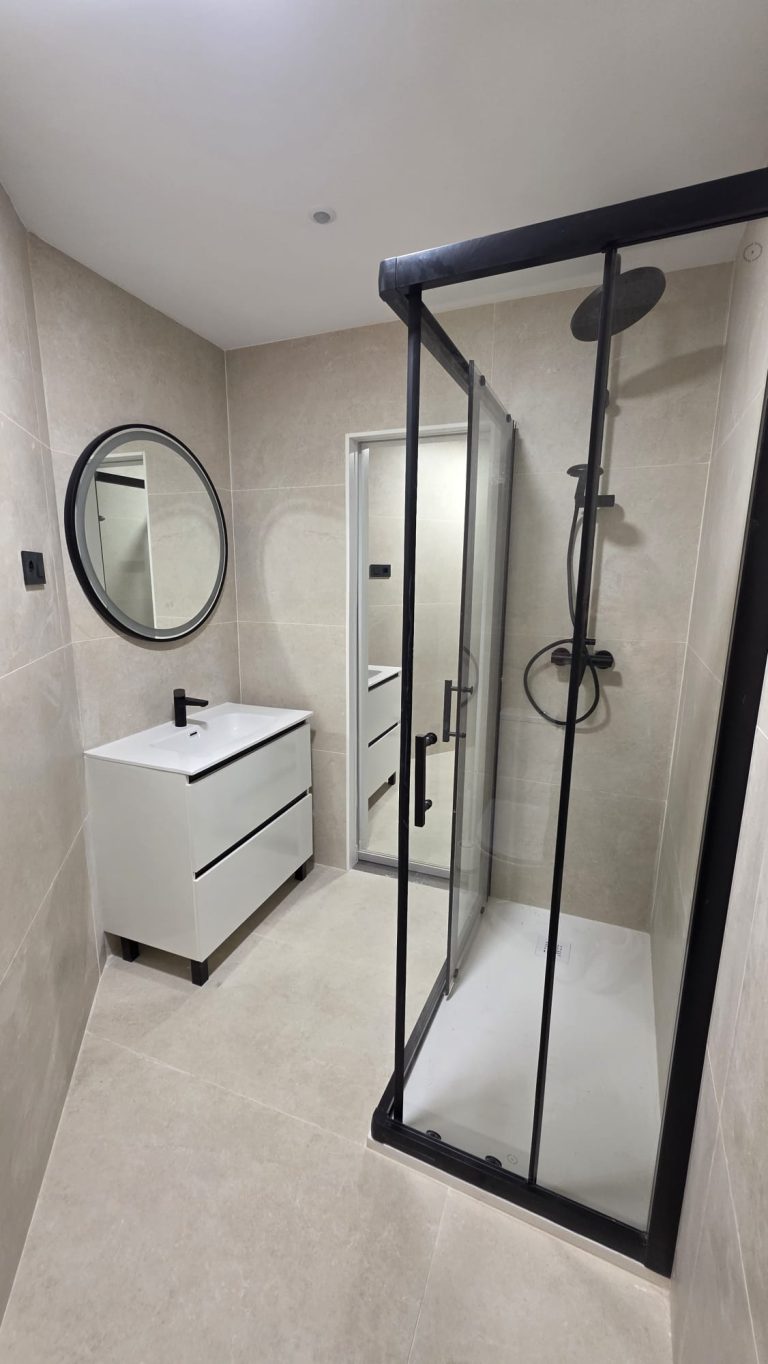 CASA INDEPENDIENTE CON 5 HABITACIONES ADAPTADA PARA ALQUILER DE HABITACIONES EN PARLA – ZONA CENTRO — Casalia Inmobiliaria, Parla (foto 25 de 47)