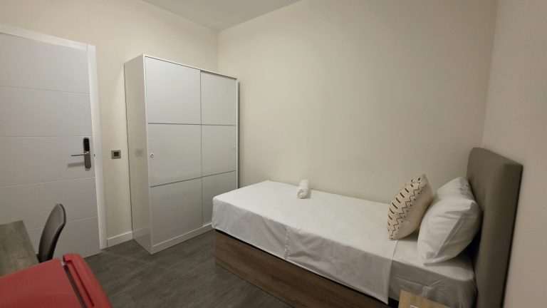 CASA INDEPENDIENTE CON 5 HABITACIONES ADAPTADA PARA ALQUILER DE HABITACIONES EN PARLA – ZONA CENTRO — Casalia Inmobiliaria, Parla (foto 28 de 47)