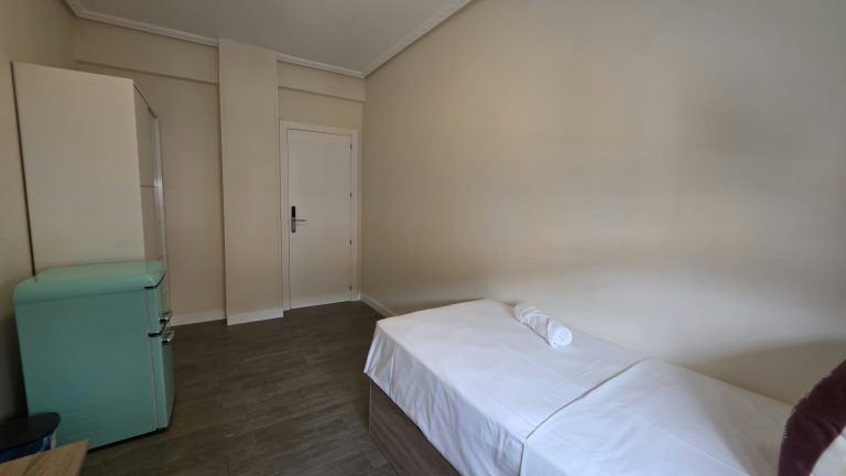 CASA INDEPENDIENTE CON 5 HABITACIONES ADAPTADA PARA ALQUILER DE HABITACIONES EN PARLA – ZONA CENTRO — Casalia Inmobiliaria, Parla (foto 27 de 47)