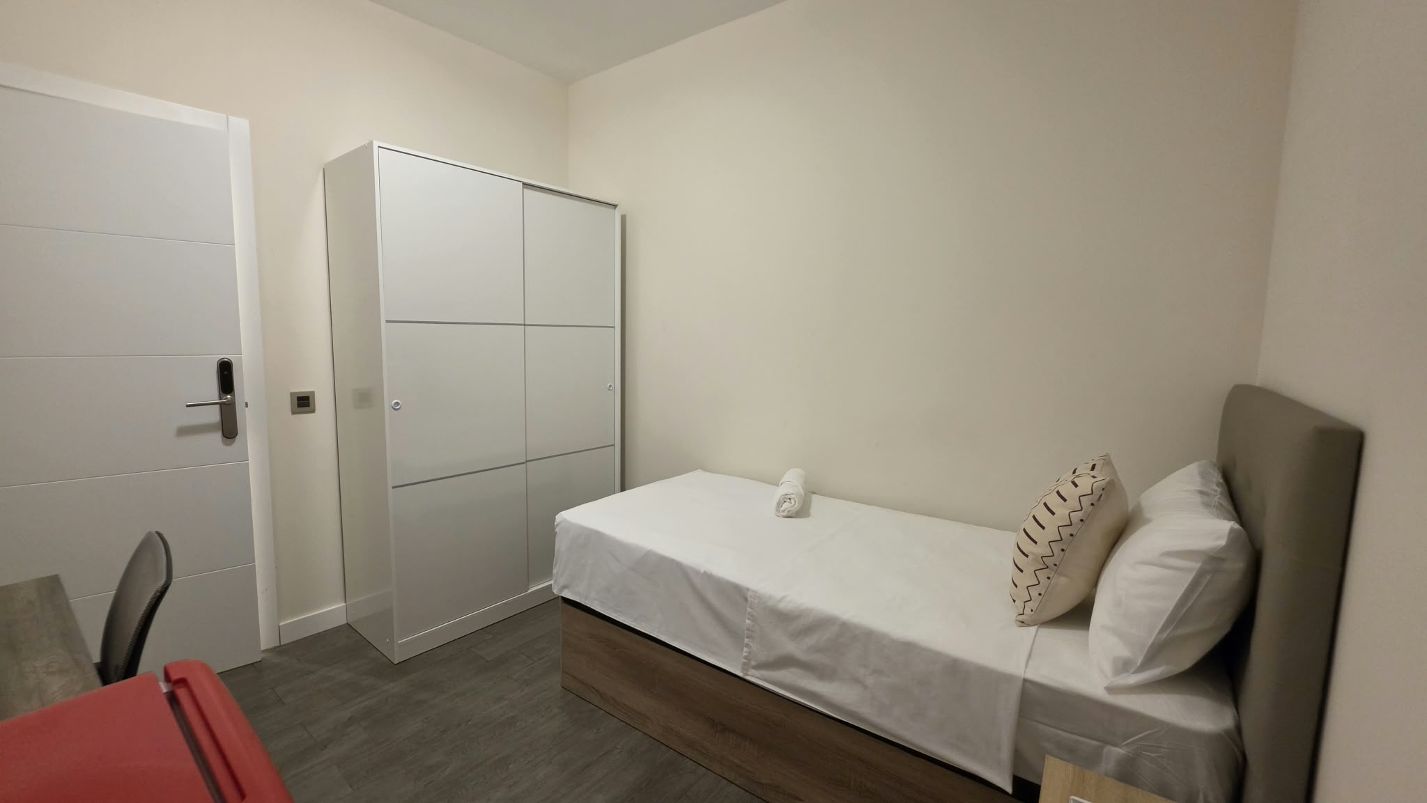 CASA INDEPENDIENTE CON 5 HABITACIONES ADAPTADA PARA ALQUILER DE HABITACIONES EN PARLA – ZONA CENTRO — Casalia Inmobiliaria, Parla (foto 28 de 47)