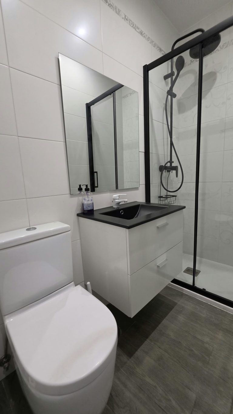 CASA INDEPENDIENTE CON 5 HABITACIONES ADAPTADA PARA ALQUILER DE HABITACIONES EN PARLA – ZONA CENTRO — Casalia Inmobiliaria, Parla (foto 35 de 47)
