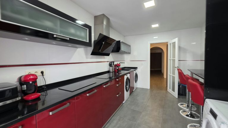 CASA INDEPENDIENTE CON 5 HABITACIONES ADAPTADA PARA ALQUILER DE HABITACIONES EN PARLA – ZONA CENTRO — Casalia Inmobiliaria, Parla (foto 10 de 47)