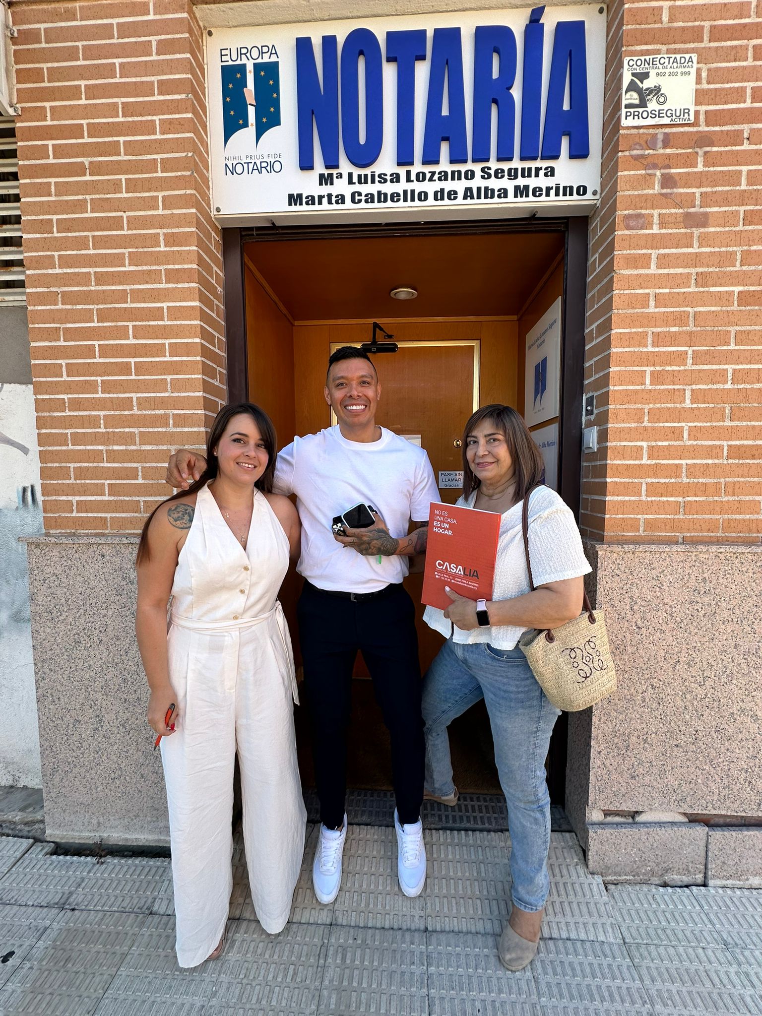 WhatsApp-Image-2026-09-30-at-11.31.49 Clientes de Casalia Inmobiliaria el día de la firma de su vivienda