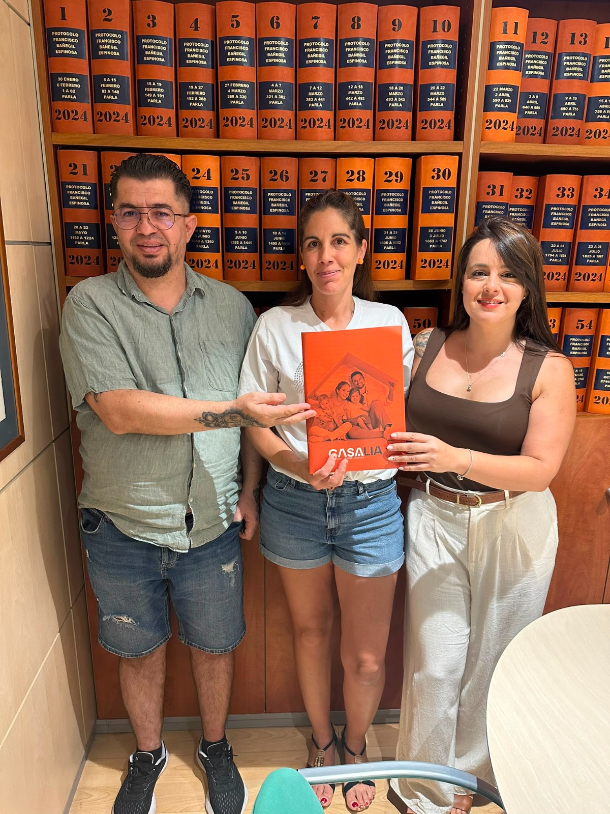 WhatsApp-Image-2026-09-30-at-11.31.50 Clientes de Casalia Inmobiliaria el día de la firma de su vivienda