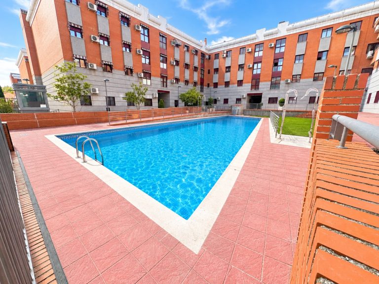 PISO EN UNA DE LAS MEJORES URBANIZACIONES DE PARLA, DE 3 DORMITORIOS, 2 BAÑOS, GARAJE, PISCINA. — Casalia Inmobiliaria, Parla (foto 1 de 21)