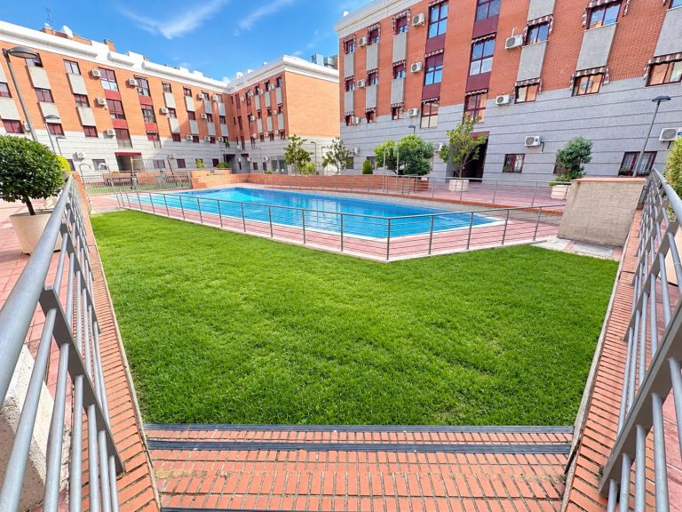 PISO EN UNA DE LAS MEJORES URBANIZACIONES DE PARLA, DE 3 DORMITORIOS, 2 BAÑOS, GARAJE, PISCINA. — Casalia Inmobiliaria, Parla (foto 2 de 21)