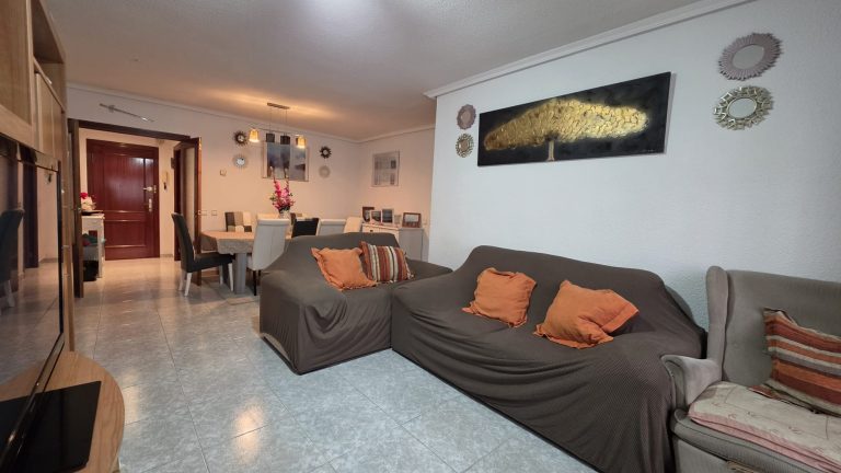 PISO EN VENTA DE 3 HABITACIONES, 2 BAÑOS Y ASCENSOR EN ZONA REYES. — Casalia Inmobiliaria, Parla (foto 1 de 22)