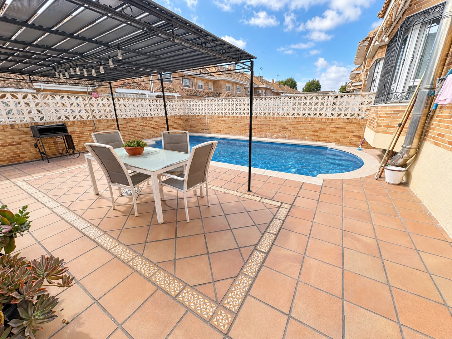 ESPECTACULAR CHALET DE 4 PLANTAS CON PISCINA PRIVADA EN LA ERMITA – PARLA — Casalia Inmobiliaria, Parla (foto 1 de 36)