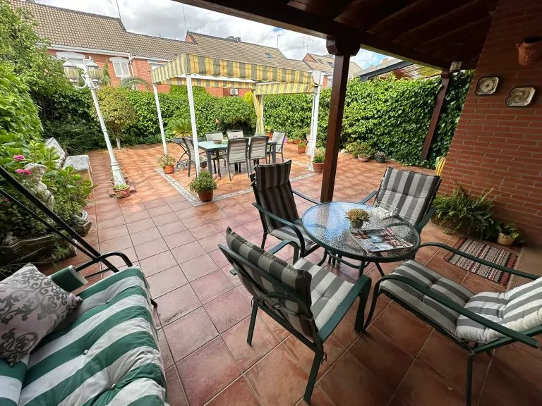 CHALET ADOSADO EN VENTA EN PARLA – ZONA LAS AMÉRICAS — Casalia Inmobiliaria, Parla (foto 1 de 47)