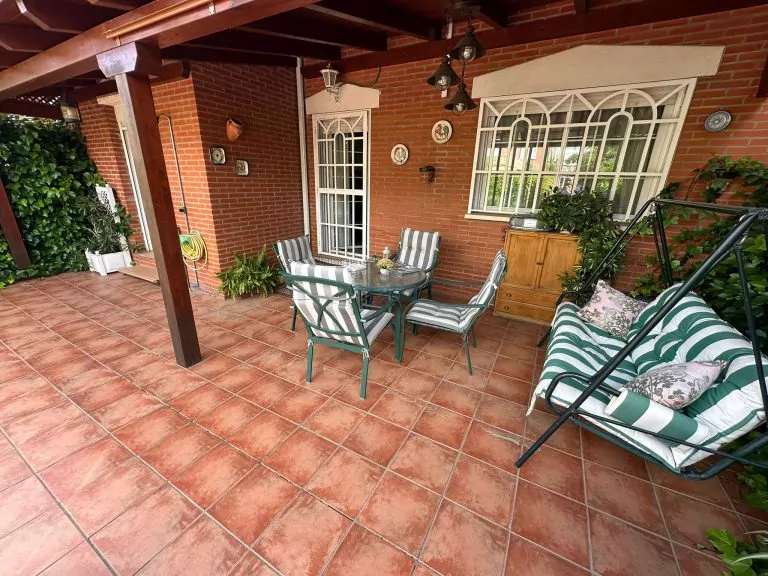 CHALET ADOSADO EN VENTA EN PARLA – ZONA LAS AMÉRICAS — Casalia Inmobiliaria, Parla (foto 3 de 47)