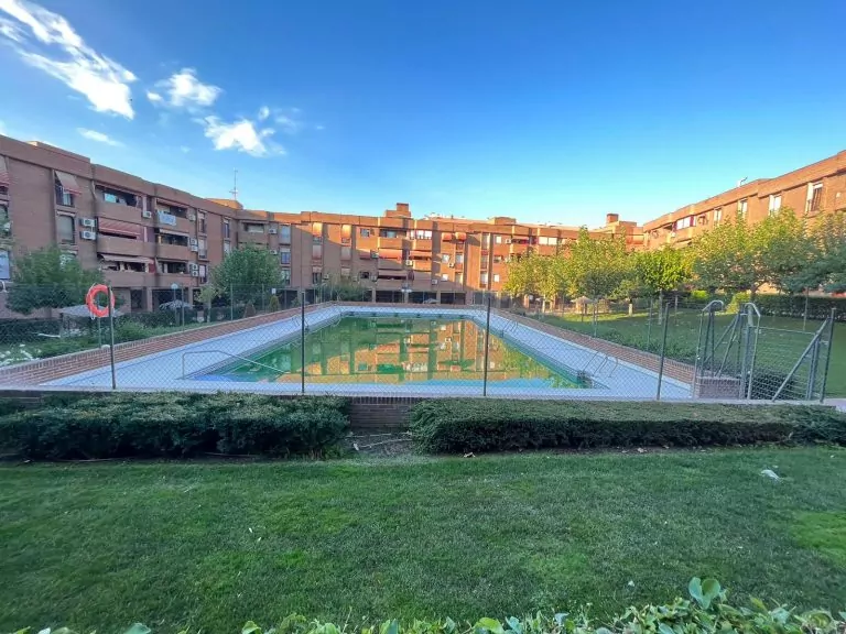 PISO SEMINUEVO VENTA EN PARLA EN LA URBANIZACIÓN ATENAS CON GARAJE-ZONA LAS LAGUNAS — Casalia Inmobiliaria, Parla (foto 1 de 35)