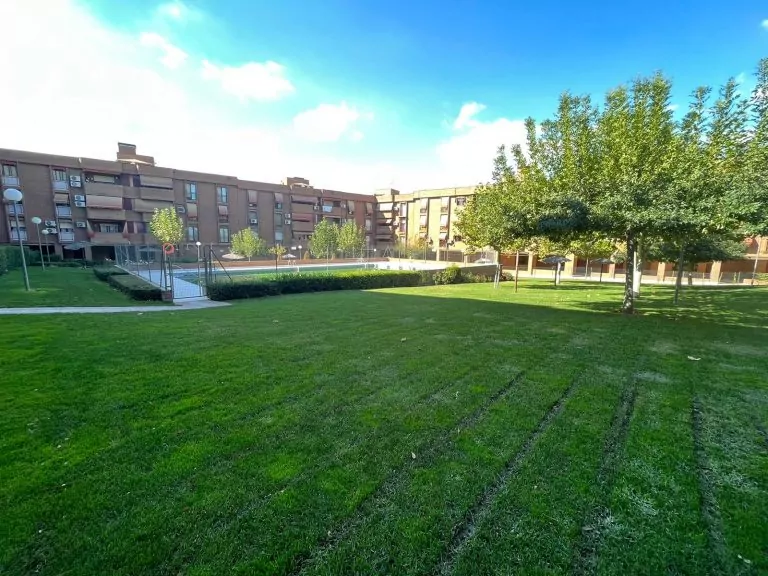 PISO SEMINUEVO VENTA EN PARLA EN LA URBANIZACIÓN ATENAS CON GARAJE-ZONA LAS LAGUNAS — Casalia Inmobiliaria, Parla (foto 2 de 35)