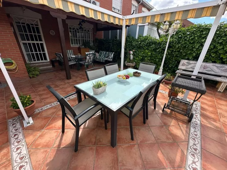 CHALET ADOSADO EN VENTA EN PARLA – ZONA LAS AMÉRICAS — Casalia Inmobiliaria, Parla (foto 5 de 47)