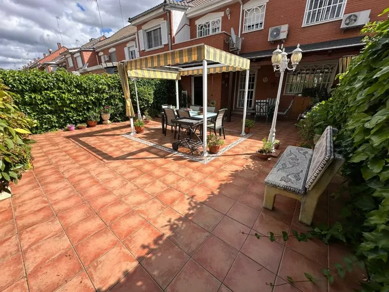 CHALET ADOSADO EN VENTA EN PARLA – ZONA LAS AMÉRICAS — Casalia Inmobiliaria, Parla (foto 7 de 47)
