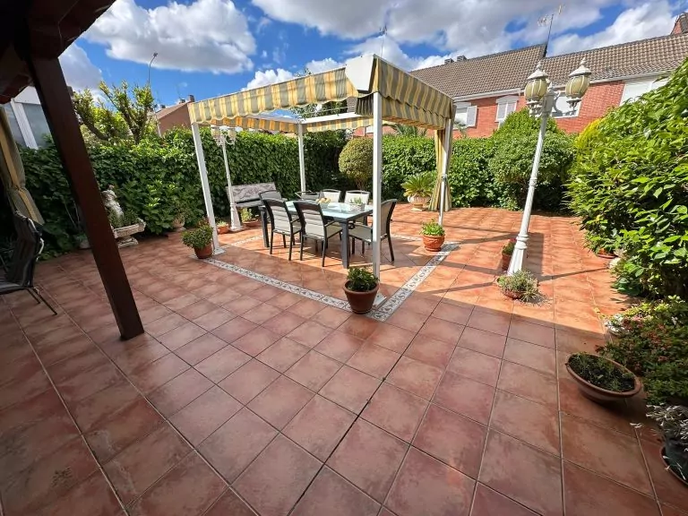 CHALET ADOSADO EN VENTA EN PARLA – ZONA LAS AMÉRICAS — Casalia Inmobiliaria, Parla (foto 9 de 47)