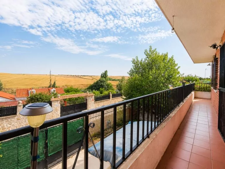 CHALET INDEPENDIENTE CON MÁS DE 1.000 M2 DE PARCELA EN VENTA EN PALOMEQUE-TOLEDO — Casalia Inmobiliaria, Parla (foto 2 de 40)