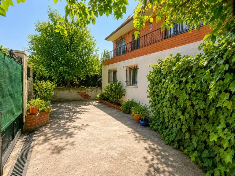 CHALET INDEPENDIENTE CON MÁS DE 1.000 M2 DE PARCELA EN VENTA EN PALOMEQUE-TOLEDO — Casalia Inmobiliaria, Parla (foto 3 de 40)