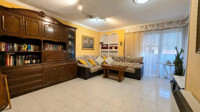 PISO DE 4 HABITACIONES EN VENTA EN PARLA – ZONA REYES CATÓLICOS — Casalia Inmobiliaria, Parla (foto 4 de 27)