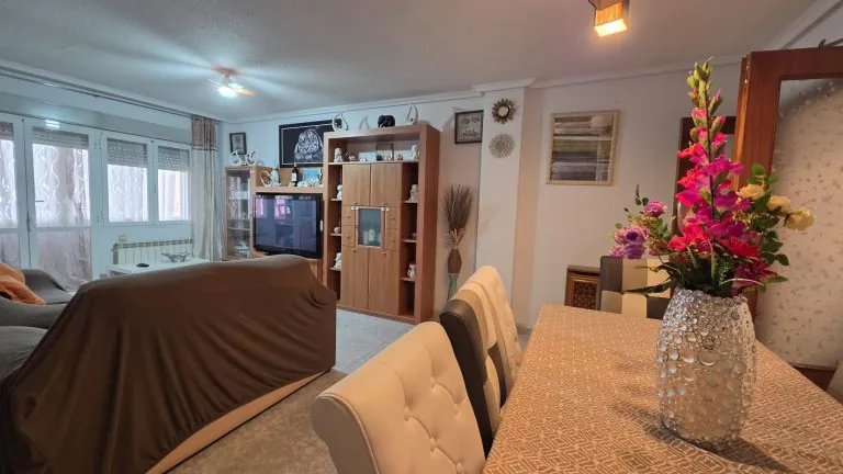 PISO EN VENTA DE 3 HABITACIONES, 2 BAÑOS Y ASCENSOR EN ZONA REYES. — Casalia Inmobiliaria, Parla (foto 3 de 22)